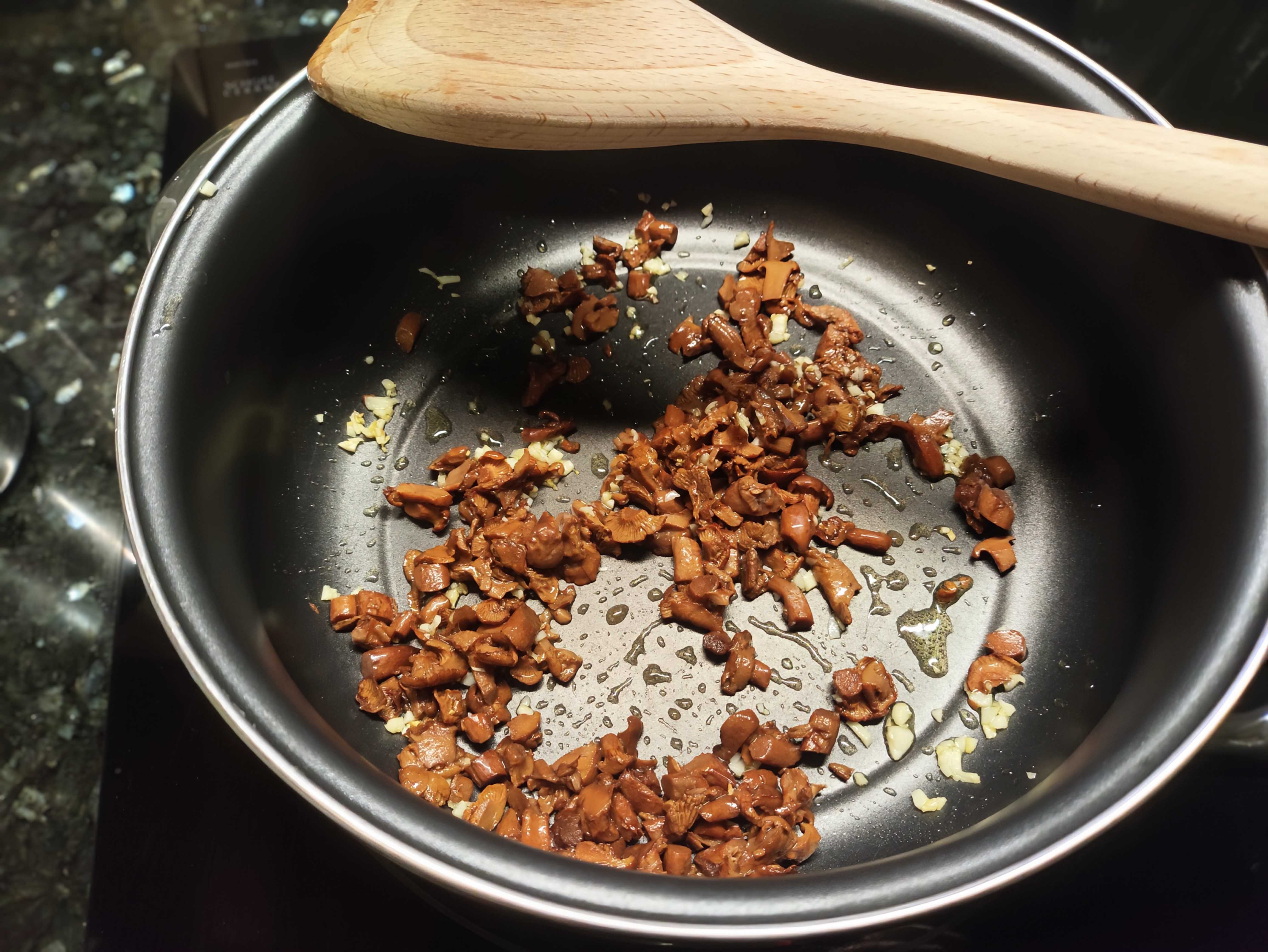 salteamos el ajo y las setas